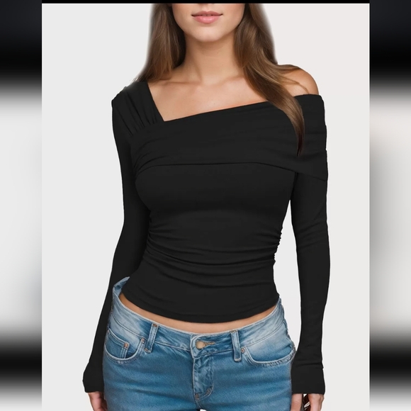 Tops - ❤️Chic Black Off-Shoulder Top